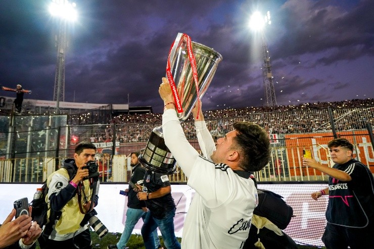 César Fuentes levantando el trofeo del Campeonato Nacional con Colo Colo. (Foto: Guillermo Salazar)