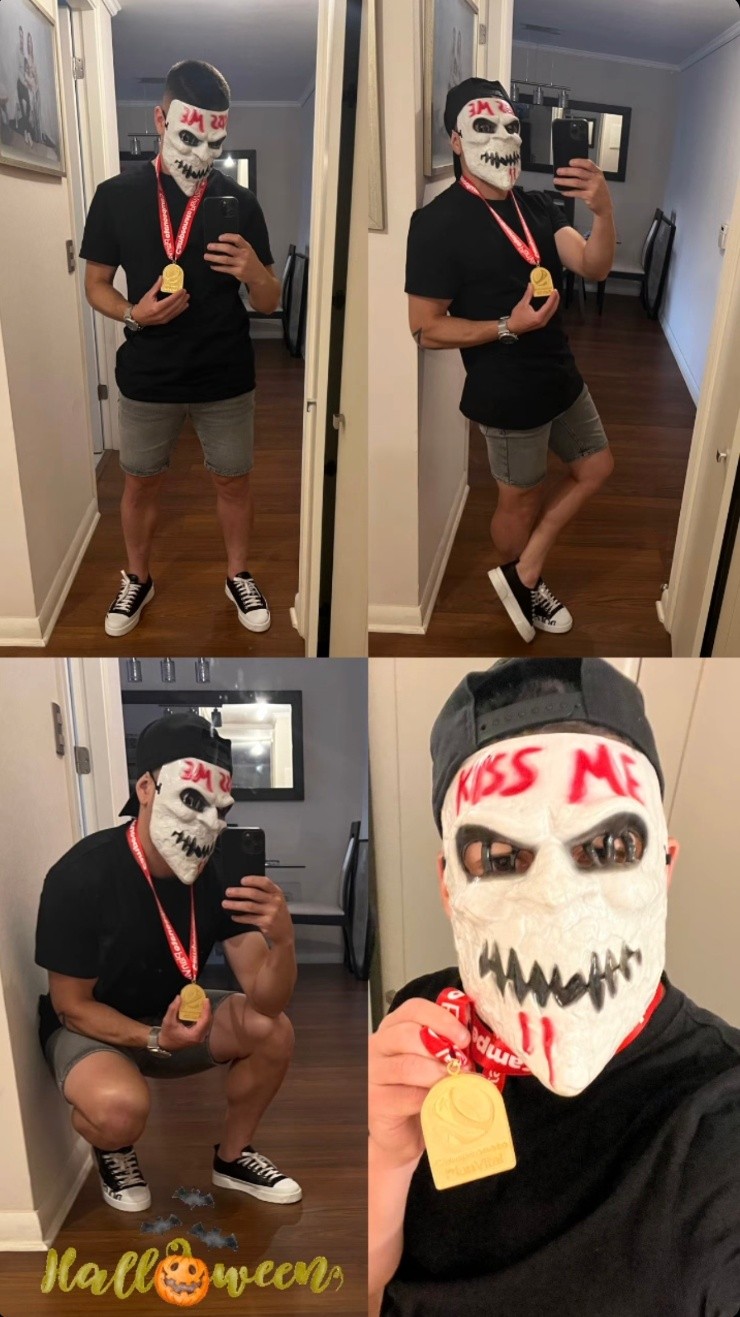 Óscar Opazo sacó a relucir su medalla de campeón con una máscara de la película La Purga.