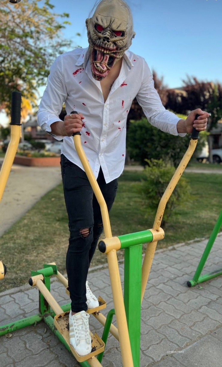 Brayan Cortés con una divertida máscara.