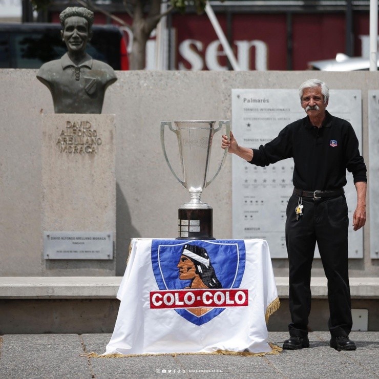 Funcionarios de Colo Colo celebran con el título de campeones. (Foto: Colo Colo)