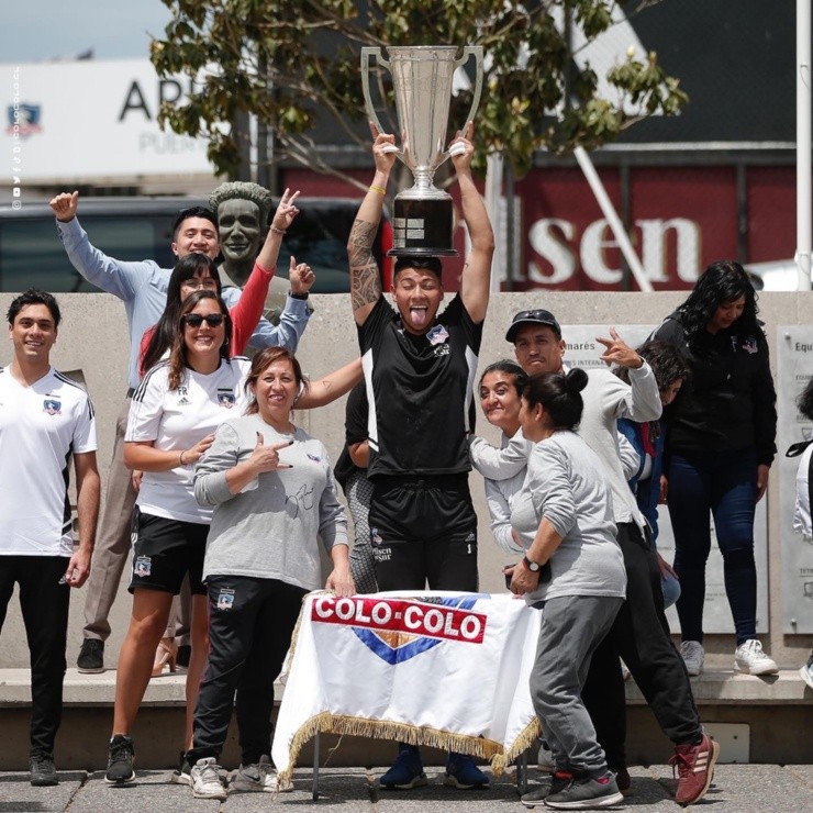 Funcionarios de Colo Colo celebran con el título de campeones. (Foto: Colo Colo)