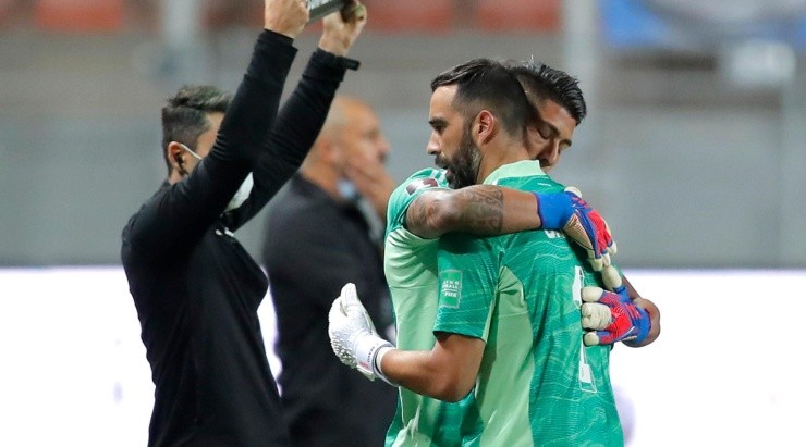 Habrá que ver si Claudio Bravo también dice presente en estos duelos y deja en la banca a Brayan Cortés. | Foto: ANFP.