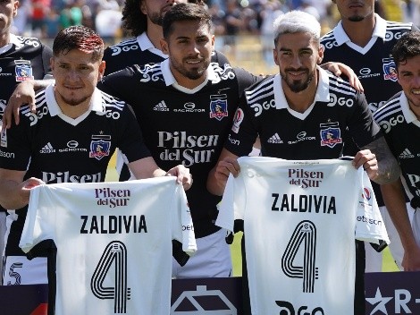 Colo Colo sale con camisetas de Zaldivia en su salida del club