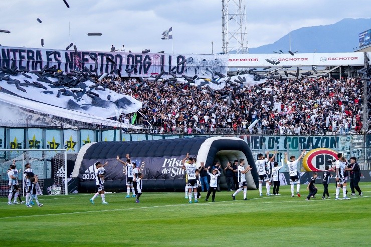 Hinchas de Colo Colo en el Estadio Monumental. (Foto: Guillermo Salazar)