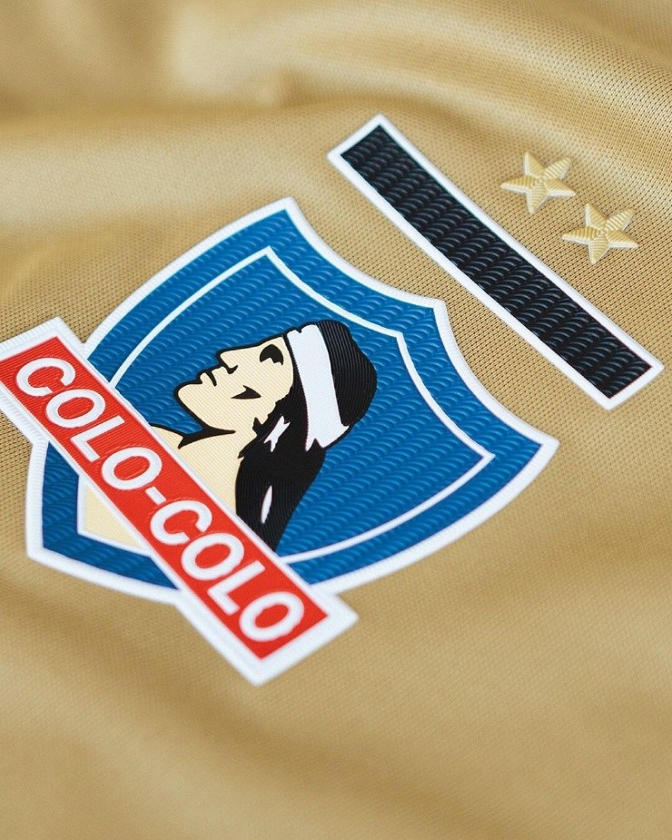 Los jugadores de Colo Colo muestran la nueva camiseta del Cacique | Imagen: Colo Colo
