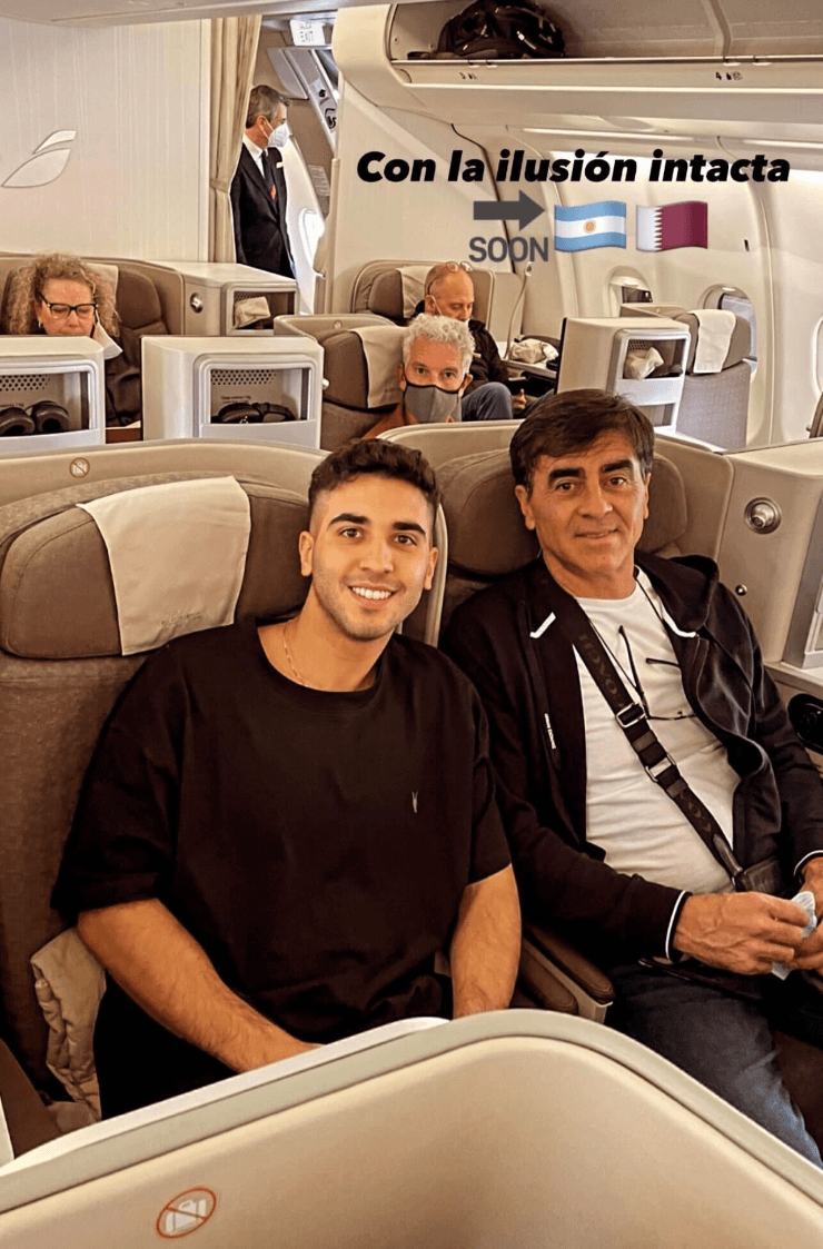 Gustavo Quinteros junto a su hijo Sebastián rumbo a Qatar 2022 | Imagen: Instagram Sebastián Quinteros