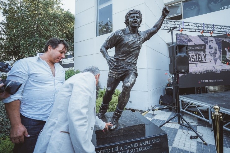 La emotiva jornada en que Carlos Caszely conoció la estatua en su honor | Imagen: Guillermo Salazar