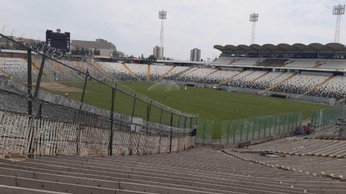 Ya luce verde el impactante cambio de la cancha del Monumental.