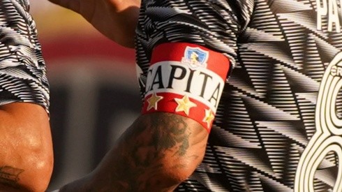 La jineta de capitán de Colo Colo se inspira en la usada en 2002