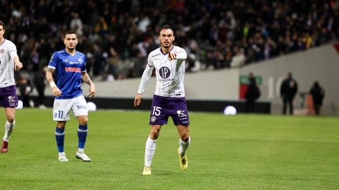 Suazo le pone tarea a su DT en goleada del Toulouse y debut como titular.