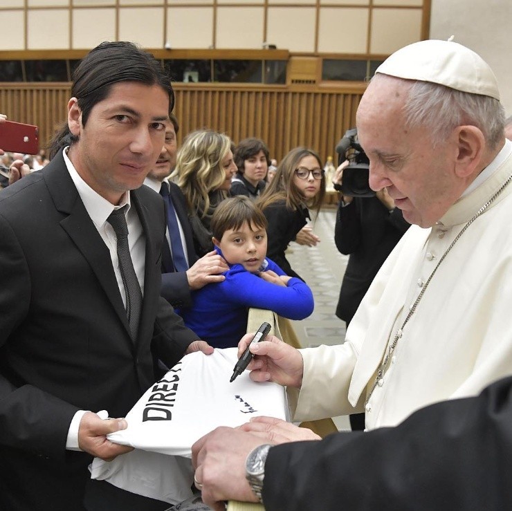 Jaime Valdés lleva la camiseta de Colo Colo al Papa Francisco. (Foto: Instagram)