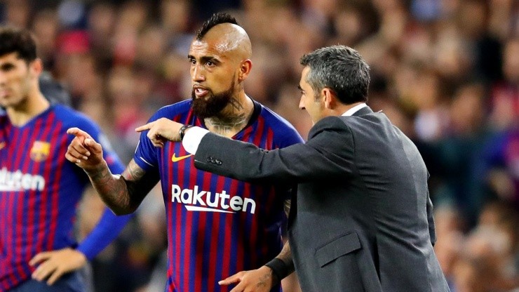 Valverde le da instrucciones a un Vidal que le respondió con todo.