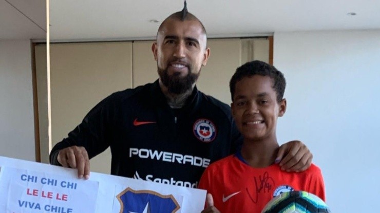 Arturo Vidal hace feliz a un niño en Brasil