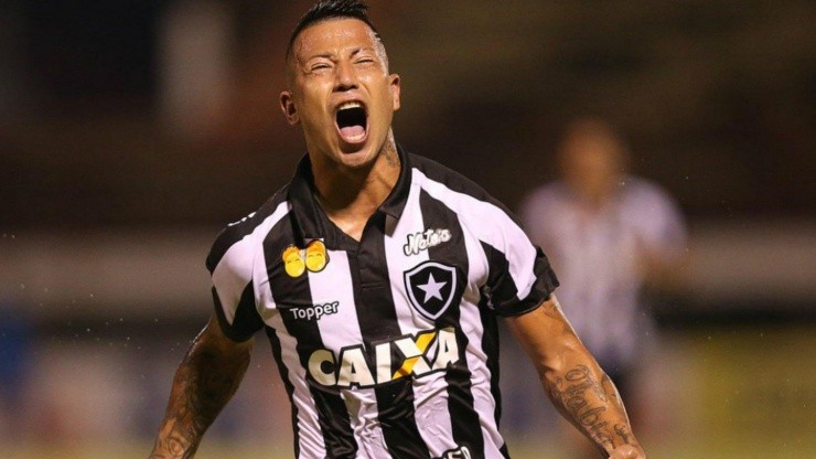 Leonardo Valencia con la camiseta de Botafogo