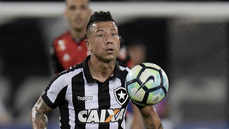 A Valencia le queda un año de contrato con Botafogo
