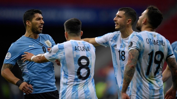Argentina derrotó a Uruguay e iguala a Chile en la tabla.