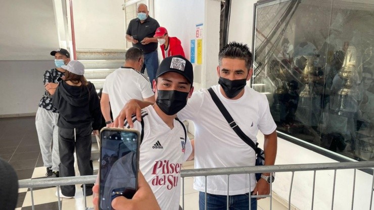 Braulio Leal fue muy requerido por los hinchas que pedían una foto con él.