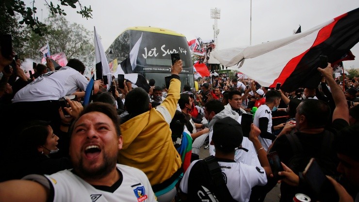 Miles de hinchas llegaron al Monumental para apoyar a los jugadores.