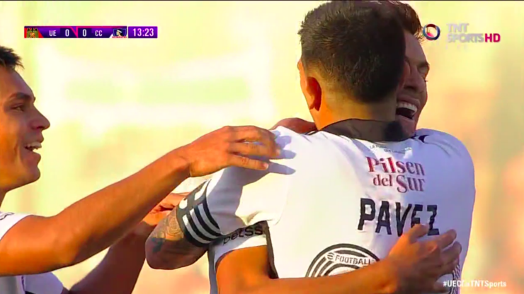 Carlo Villanueva festejó su golazo con un lindo abrazo junto a Esteban Pavez.