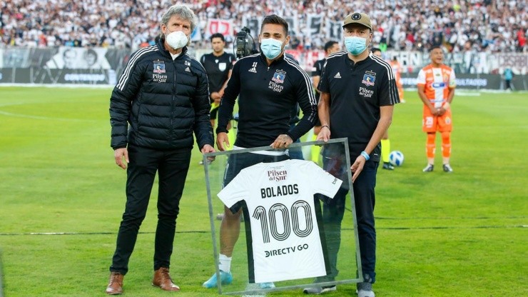 Marcos Bolados recibe una camiseta que reconoce sus 100 partidos en Colo Colo.