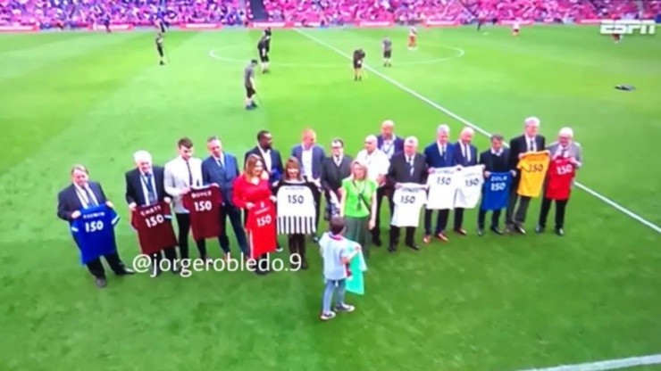 Jorge Robledo es homenajeado en la final de la FA Cup
