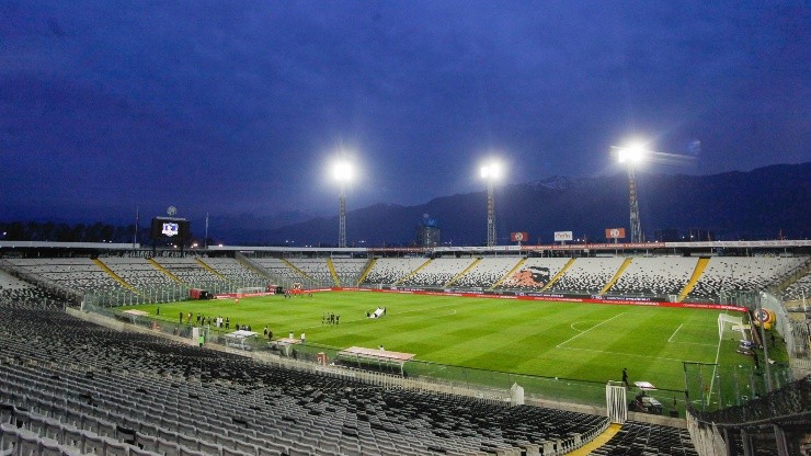 Colo Colo prepara una millonaria inversión para mejorar la cancha del Estadio Monumental.