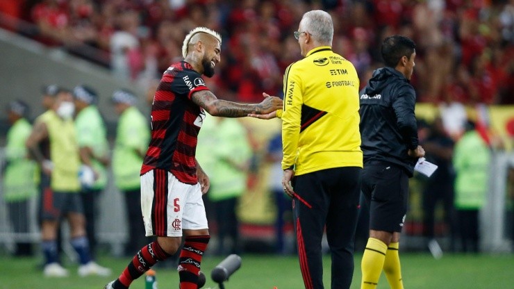 Valdivia se chorea con el DT de Flamengo por tener a Vidal en la banca.