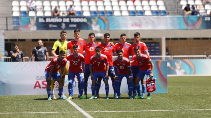 Chile salió con un notorio parche azul en el escudo de la Federación de Fútbol
