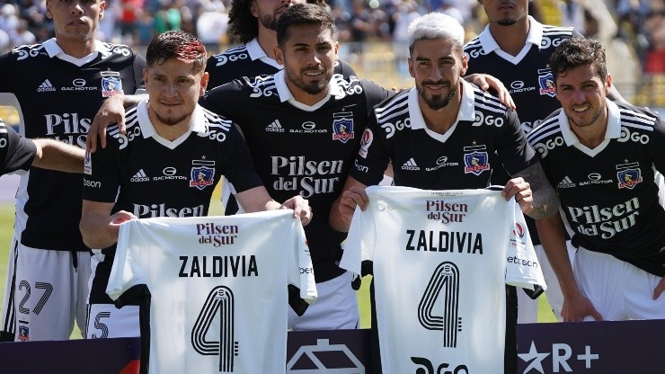 Colo Colo sale con camisetas especiales para Zaldivia en su salida del club.