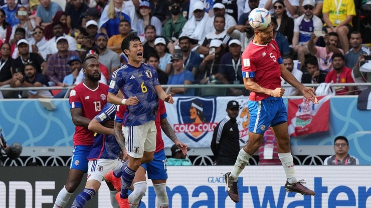 Hincha de Colo Colo se hizo notar en partido de Costa Rica con Japón.