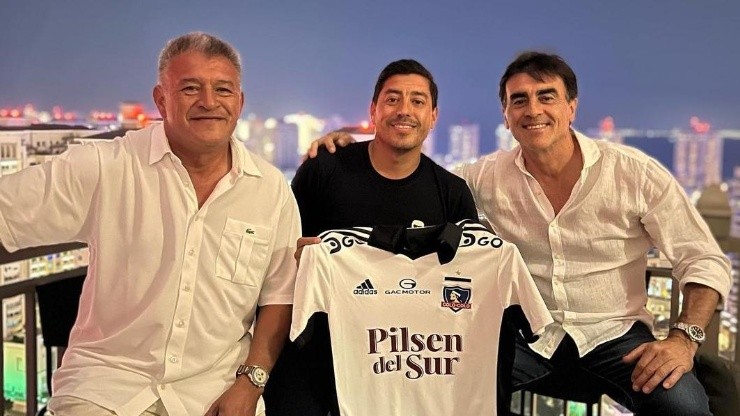 Córdova recibe camiseta de Colo Colo y visita de Quinteros con Borghi.