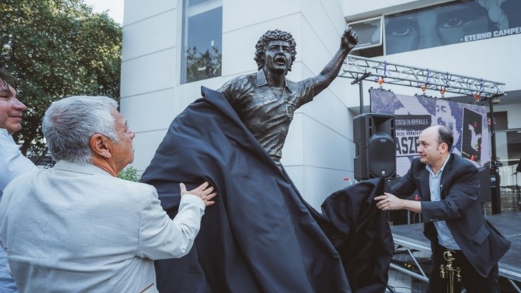Carlos Caszely se emocionó con el descubrimiento de su estatua