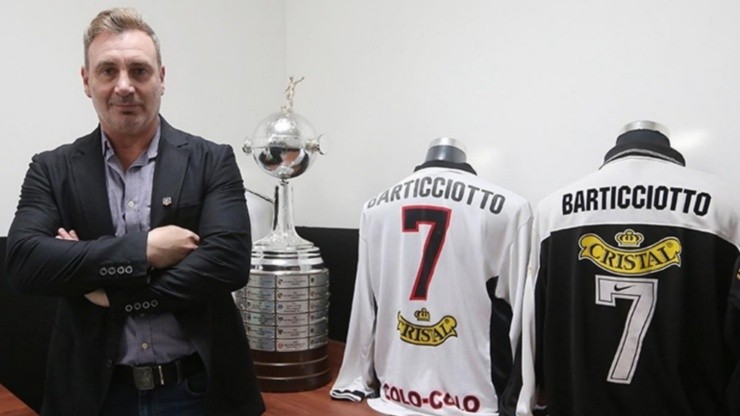 Marcelo Barticciotto recibió el cariño de sus compañeros a 20 años de su despedida del fútbol con Colo Colo