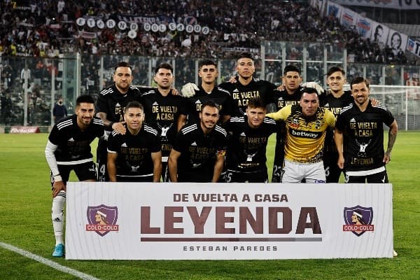 Colo Colo homenajeó a Esteban Paredes en la previa de este partido. | Foto: Agencia UNO.