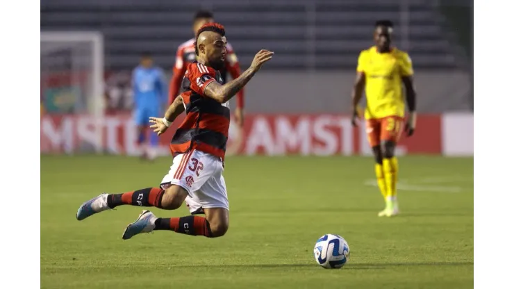 Arturo Vidal enfrentando al Aucas con Flamengo.
