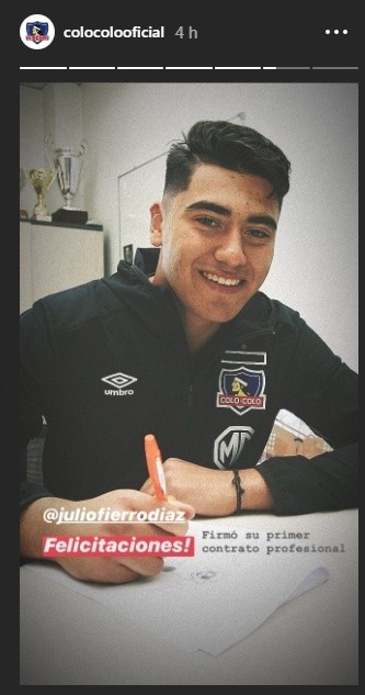 Julio Fierro firmando su contrato