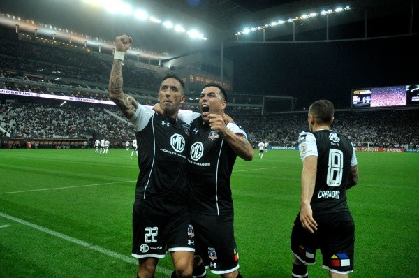 Lucas Barrios hizo el gol histórico ante Corinthians en la derrota 2-1 en Brasil. Un resultado que le permitió al Cacique meterse en los cuartos de final de Copa Libertadores, tras el triunfo 1-0 en el Monumental. Colo Colo entre los ocho mejores, luego de 21 años.