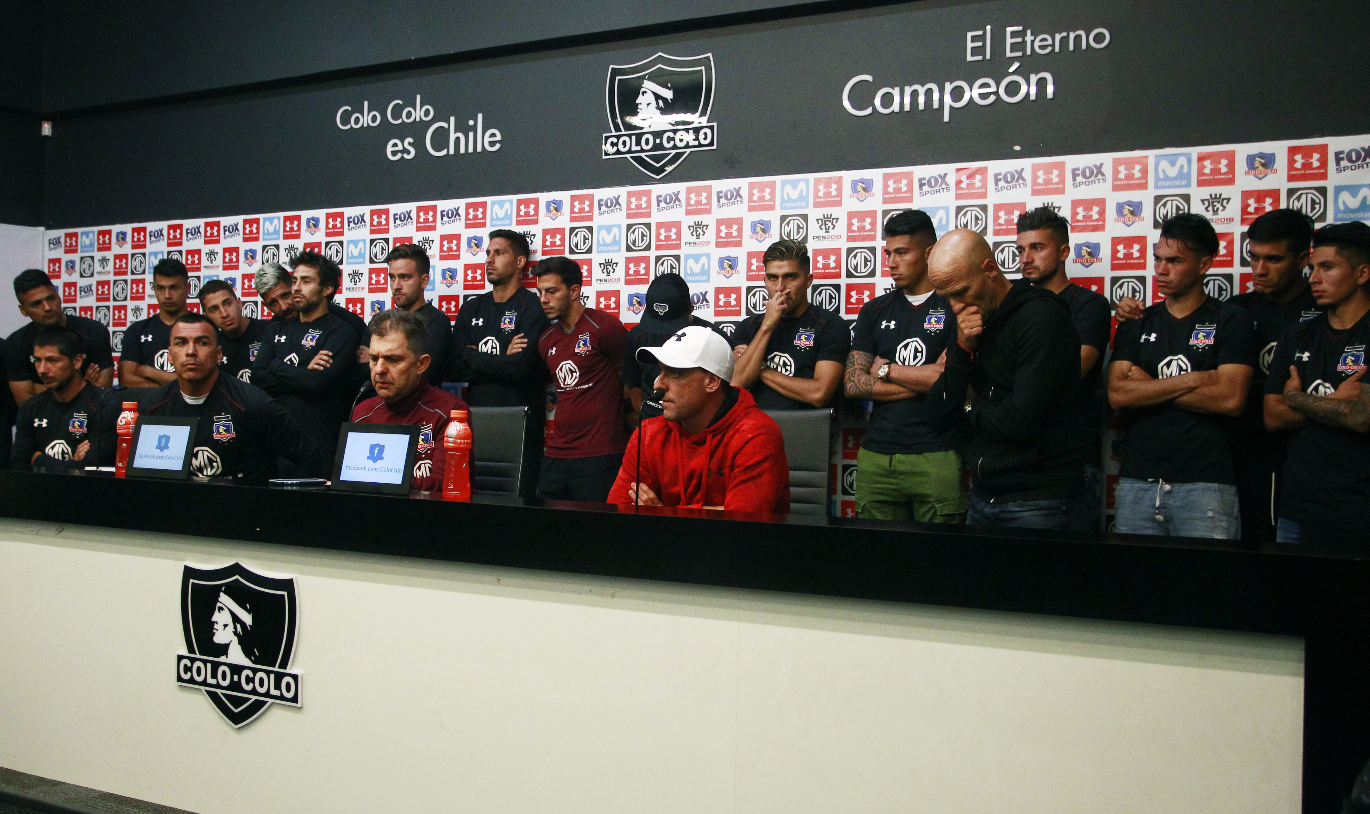 Pablo Guede renuncia a Colo Colo, pero los jugadores lo convencen para que se quede y lo respaldan en conferencia de prensa.