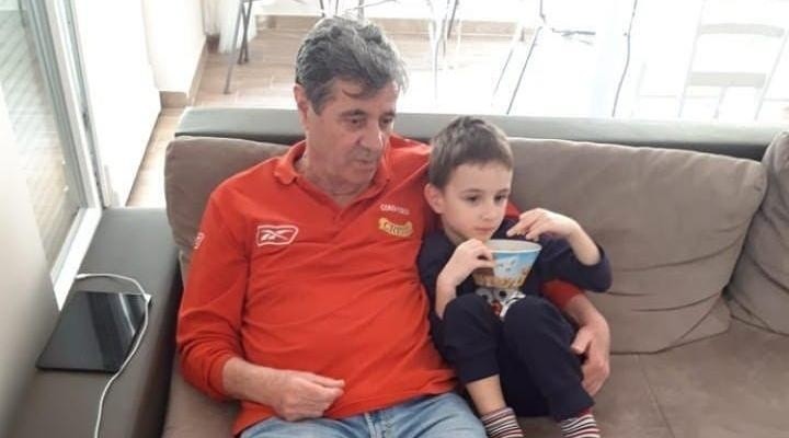 Mirko Jozic luciendo una camiseta de Colo Colo y compartiendo junto a su nieto. El DT de 79 años cumplirá ocho décadas el 8 de abril.