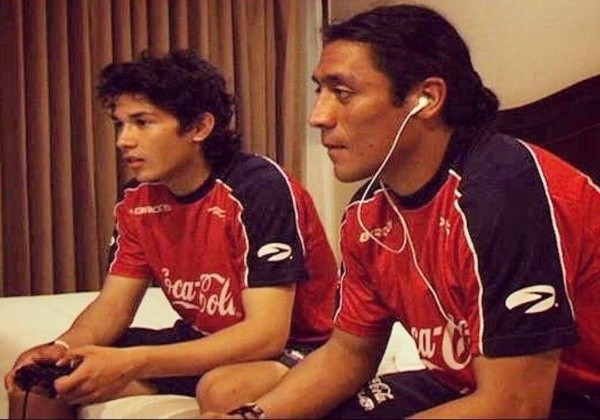 Rodrigo Meléndez jugando Playstation con Matías Fernández