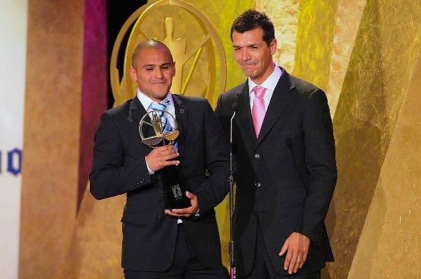 Chupete recibe el Balón de Oro del fútbol mexicano de parte de Jared Borgetti