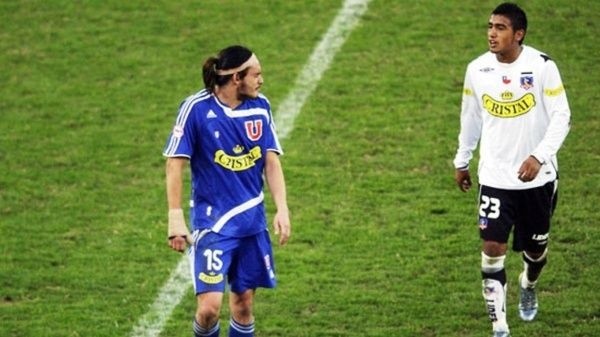 Pinilla con Vidal en el Superclásico del Apertura 2007. Ahora son grandes amigos tras años de compartir en La Roja.