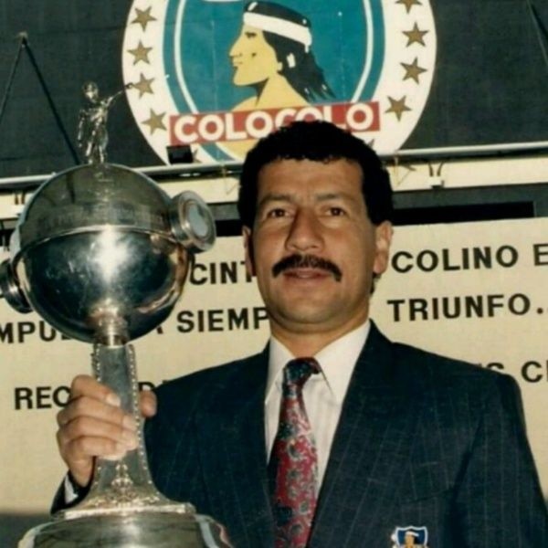 Yeyo Inostroza levantando la Copa Libertadores que ganó Colo Colo