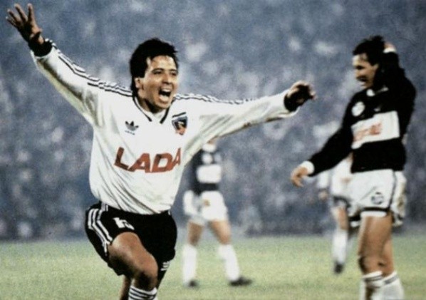 Luis Pérez celebrando su segundo tanto a Olimpia en la final de la Copa Libertadores 1991.