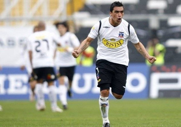 Ese clásico Colo Colo lo ganó 1 a 0 con gol de Paredes. Allí comenzó su sana costumbre de anotarle a los azules.