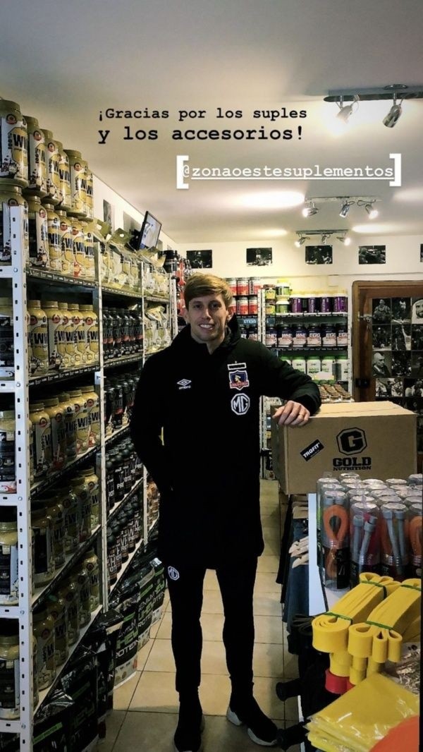 Iván Rossi comprando suplementos con la ropa de Colo Colo
