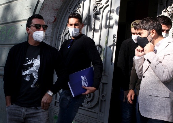 Los jugadores saliendo de la Dirección del Trabajo.