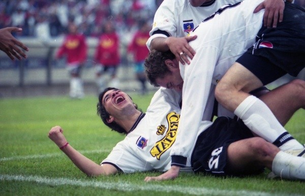 Tagliani celebrando un gol con Colo Colo. Su paso por el club no fue muy productivo en cancha.