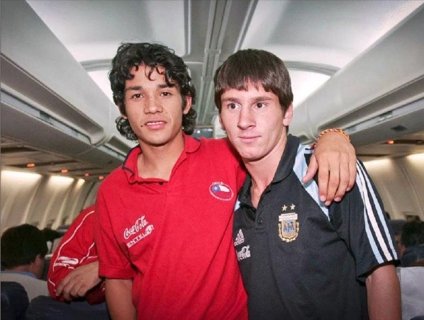 La fotografía de Matías y Messi compartiendo en el avión tras lograr la clasificación al Mundial Sub20 de Holanda 2005.
