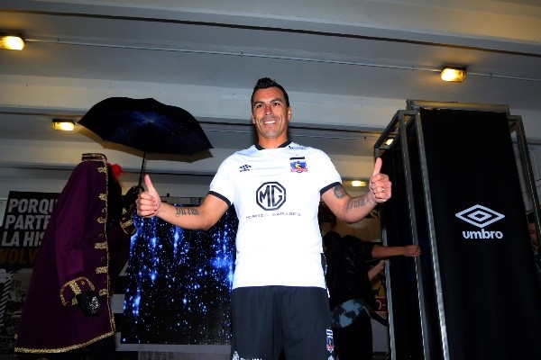 Esteban Paredes luce con orgullo la camiseta de Colo Colo durante la presentación de Umbro como nuevo sponsor.